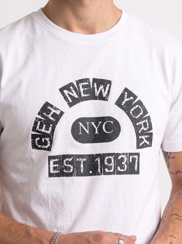 Distressed Print New York NYC Round Neck T-Shirt in White, rough cracked print close-up