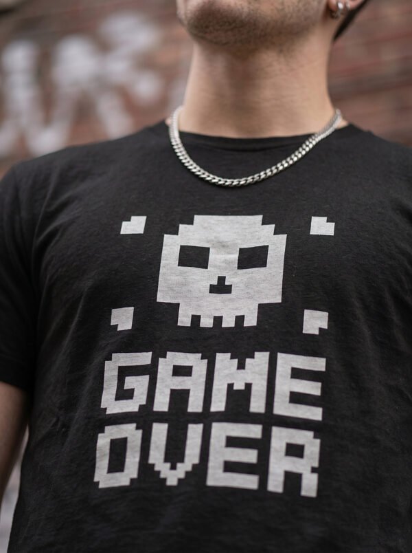 Game Over Pixel Skull Round Neck T-Shirt in Black, print close-up Game Over Pixel Skull Round Neck T-Shirt in Black, print close-up