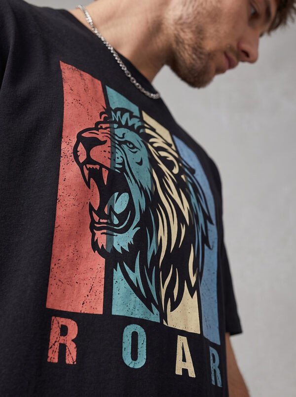 Roar Lion Round Neck T-Shirt in Black, print close-up