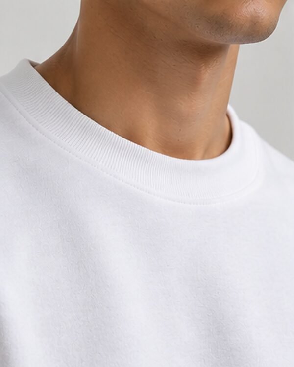 White heavyweight oversized sweatshirt 400 GSM, collar close-up